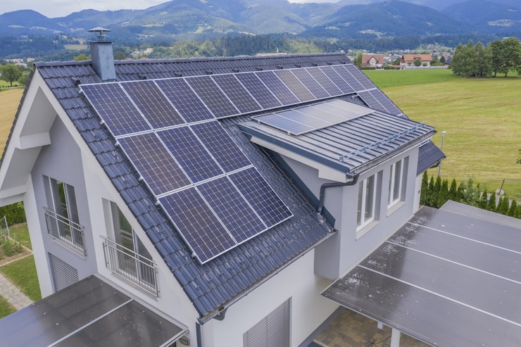Avantajele sistemelor fotovoltaice hibride în locuințele moderne
