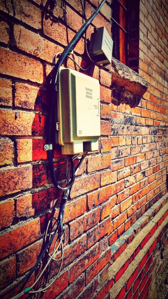 Instalațiile electrice în clădirile istorice – adaptare la normele actuale