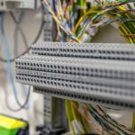 Rolul canalelor și traseelor dedicate în protecția cablurilor electrice