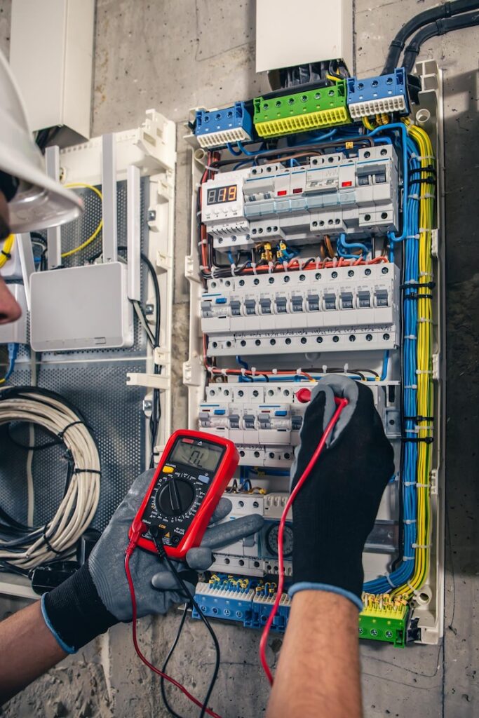 Verificarea instalației electrice – când este obligatorie și ce presupune