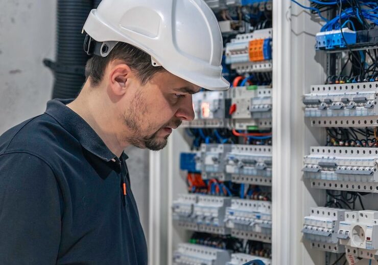 Ce presupune verificarea echipamentelor mobile din punct de vedere electric