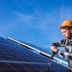 Panouri fotovoltaice pe acoperișuri înclinate vs plane – diferențe de montaj
