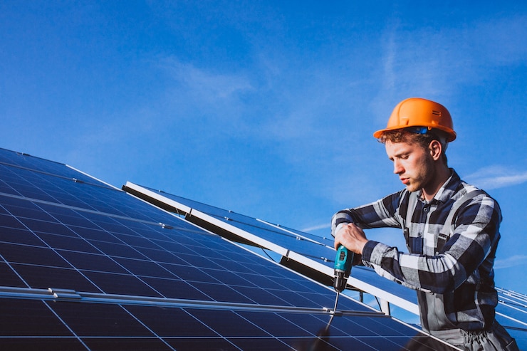 Panouri fotovoltaice pe acoperișuri înclinate vs plane – diferențe de montaj